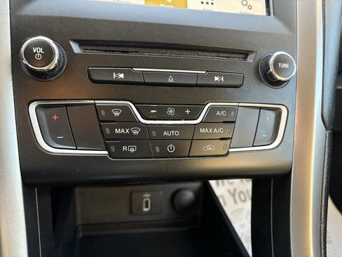 Used 2017 Ford Fusion SE w/ Fusion SE Technology Package FWD image 34