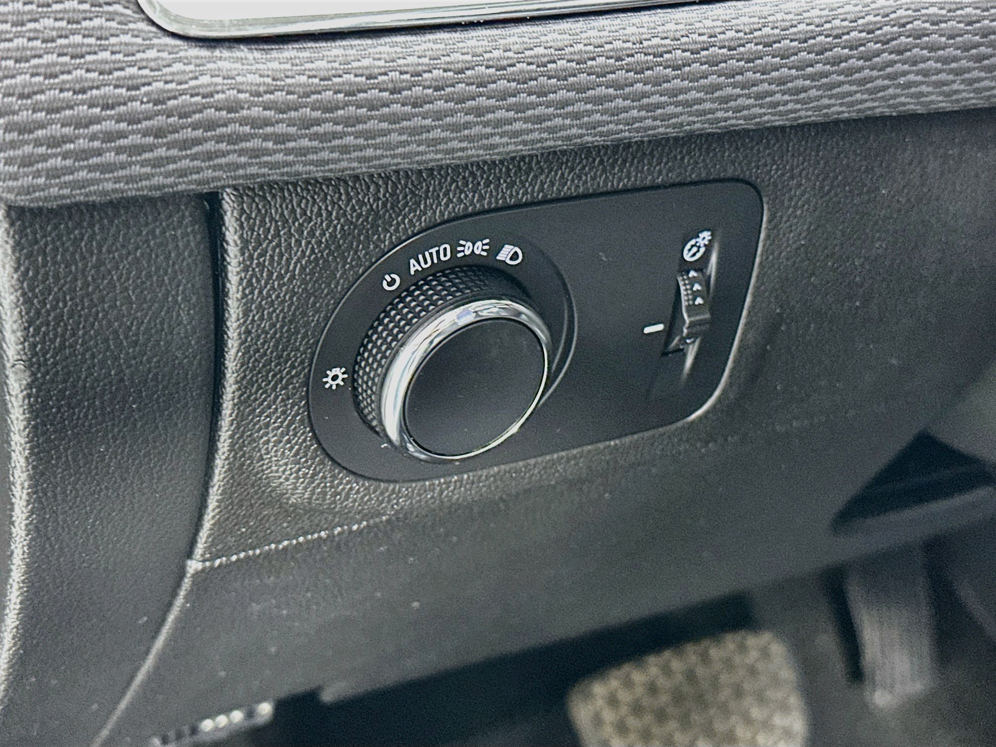 Used 2018 Chevrolet Cruze LT w/ Convenience Package FWD image 10