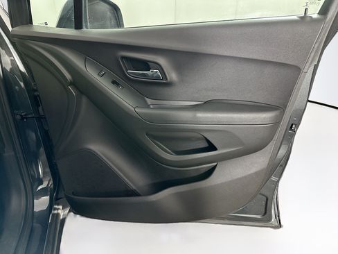 Used 2017 Chevrolet Trax LT w/ LT Convenience Package FWD image 28