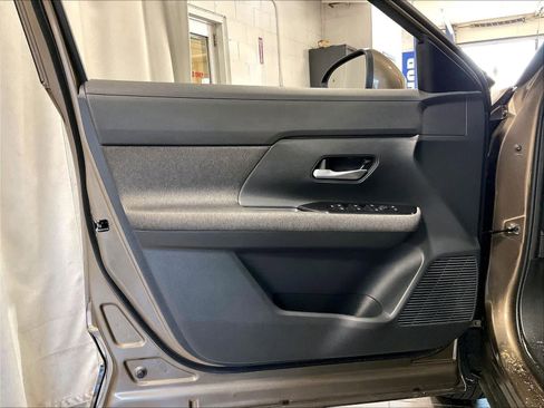 Certified 2025 Nissan Kicks SV AWD/4WD image 9