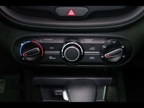 Used 2025 Kia Soul LX w/ LX Technology Package FWD image 13