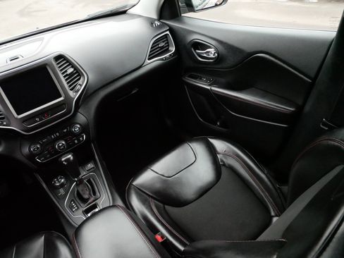 Used 2020 Jeep Cherokee Trailhawk w/ Comfort/Convenience Group image 11