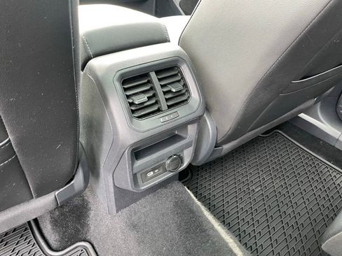 Used 2023 Volkswagen Tiguan SE w/ Panoramic Sunroof Package image 9