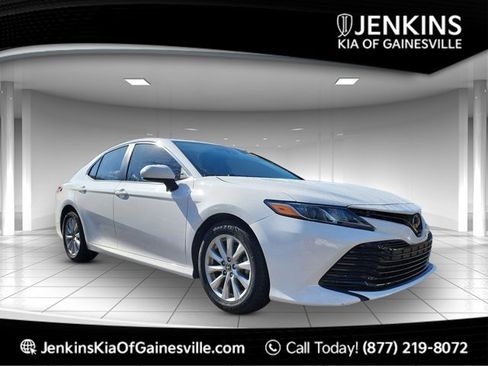 Used 2020 Toyota Camry LE image 1