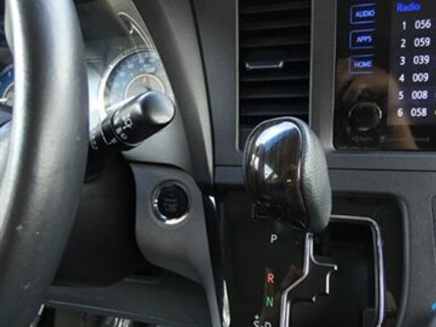Used 2017 Toyota Sienna XLE FWD image 27