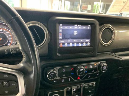 Used 2019 Jeep Wrangler Unlimited Sahara AWD/4WD image 5