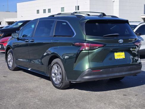 Used 2022 Toyota Sienna XLE image 7