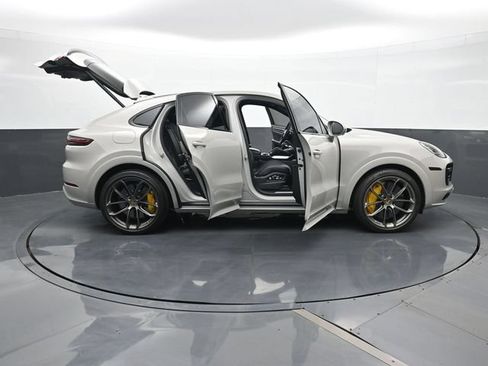 Certified 2021 Porsche Cayenne Turbo S w/ Lightweight Sport Package AWD/4WD image 34