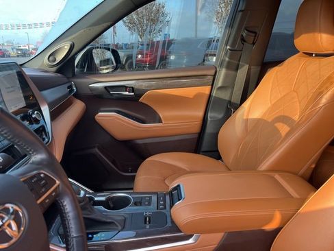 Used 2021 Toyota Highlander Platinum image 11