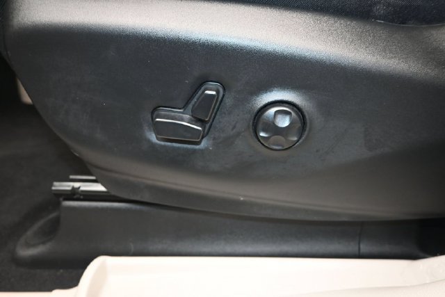 Used 2024 Chrysler Pacifica Touring-L FWD image 7