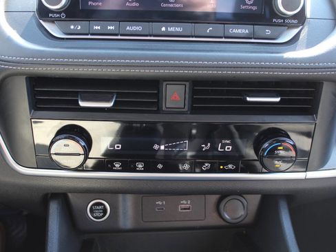 Used 2023 Nissan Rogue SV image 18