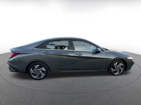 Used 2025 Hyundai Elantra Limited image 16