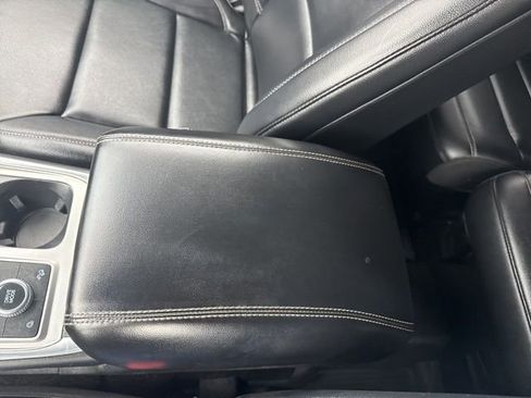 Used 2020 Ford Explorer XLT w/ Equipment Group 202A AWD/4WD image 31
