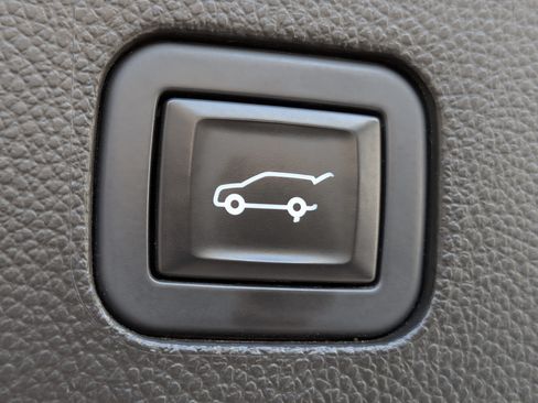 Used 2020 Buick Enclave Premium w/ Sun and Sites Package FWD image 18