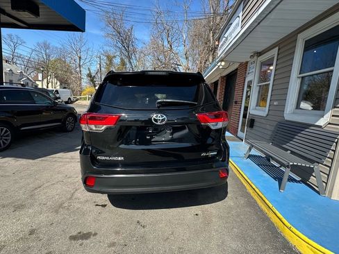 Used 2018 Toyota Highlander XLE image 4