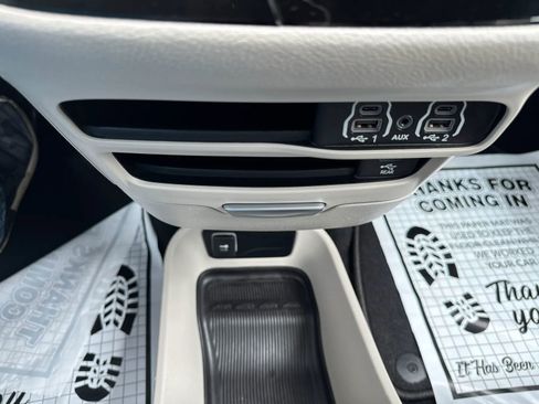 Used 2022 Chrysler Pacifica Touring-L w/ Uconnect Theater Family Group FWD image 19