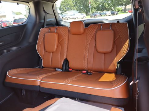 Used 2025 Chrysler Pacifica Pinnacle FWD image 11