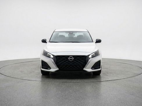 Used 2025 Nissan Altima 2.5 SV image 2