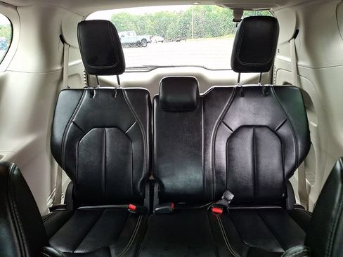 Used 2024 Chrysler Pacifica Touring-L FWD image 14