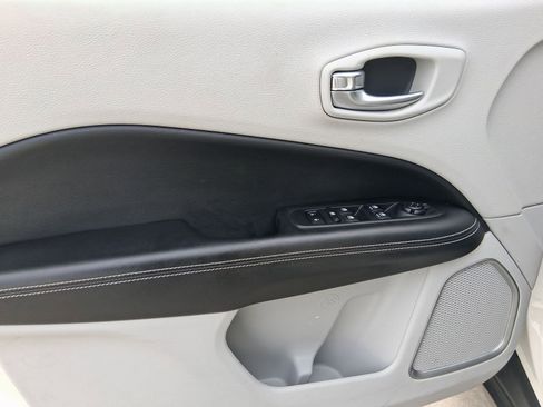 Used 2020 Jeep Compass Latitude image 11