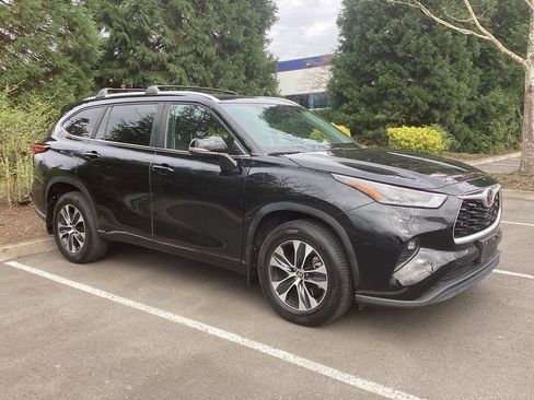 Used 2023 Toyota Highlander XLE image 9