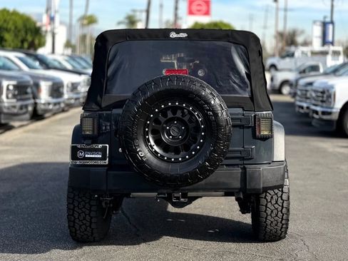 Used 2018 Jeep Wrangler Unlimited Rubicon w/ Connectivity Group image 9