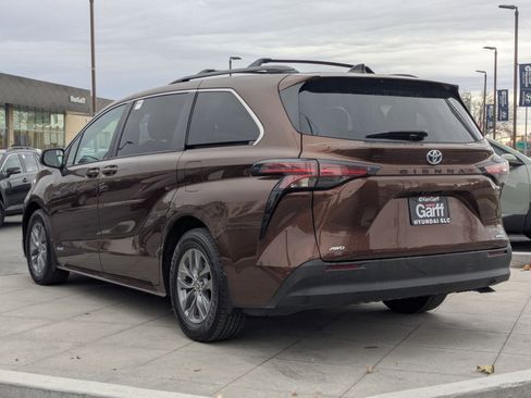 Used 2021 Toyota Sienna LE image 8