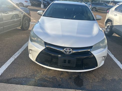 Used 2016 Toyota Camry LE image 4