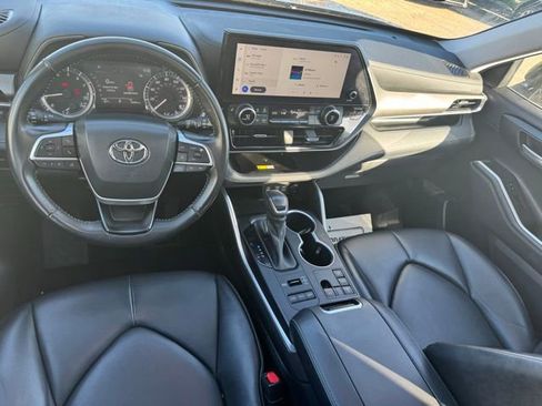 Used 2023 Toyota Highlander XLE AWD/4WD image 2