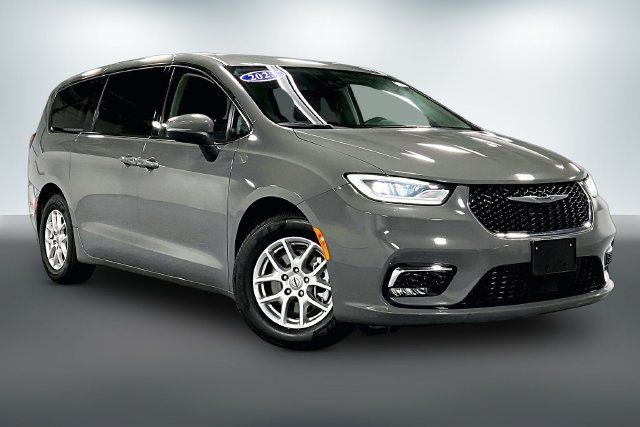 Used 2023 Chrysler Pacifica Touring-L FWD image 1