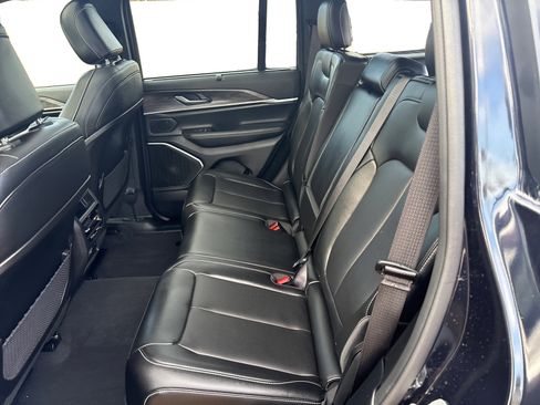 Used 2024 Jeep Grand Cherokee Limited w/ Luxury Tech Group II image 9