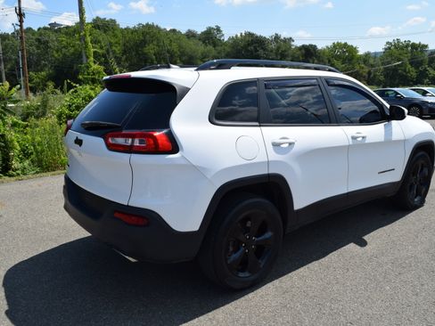 Used 2018 Jeep Cherokee Latitude w/ Altitude Package AWD/4WD image 4