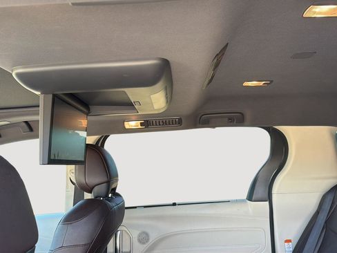 Used 2024 Toyota Sienna Platinum AWD/4WD image 7