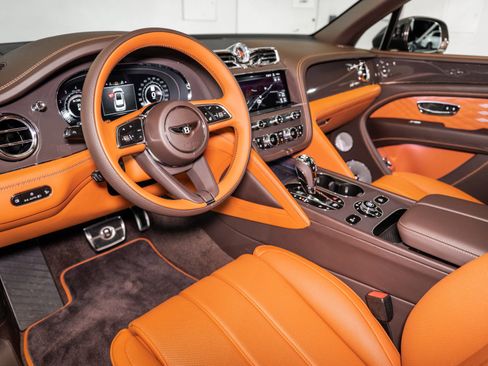 Used 2025 Bentley Bentayga image 19