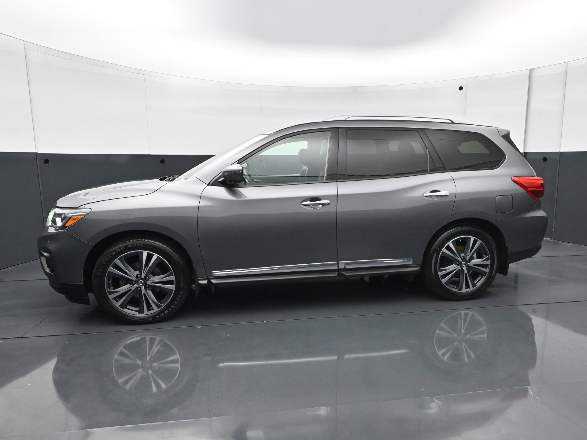 Used 2019 Nissan Pathfinder Platinum AWD/4WD image 3