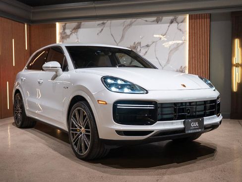 Used 2022 Porsche Cayenne Turbo S AWD/4WD image 2