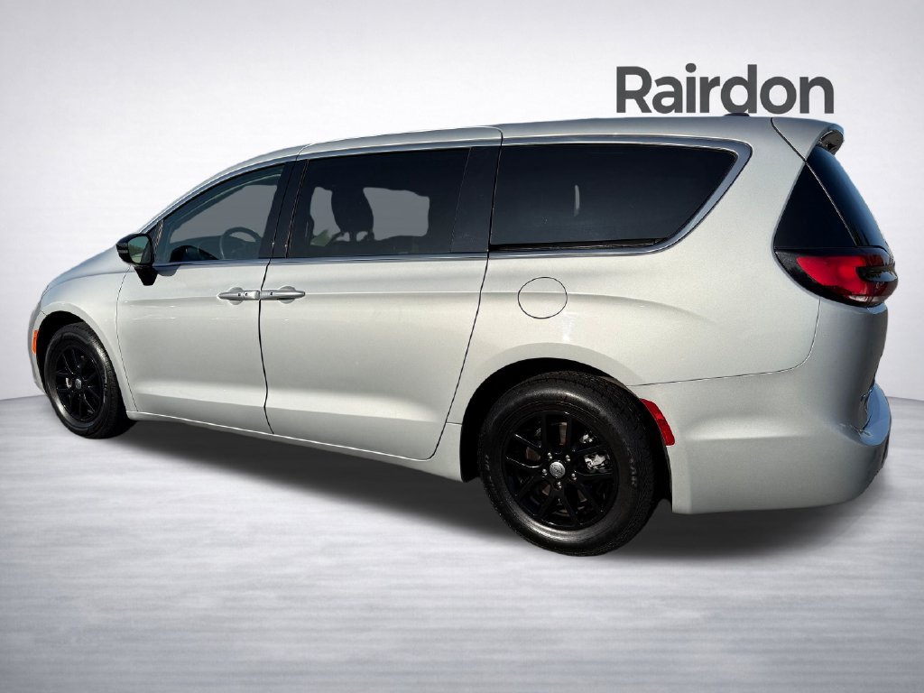 Used 2024 Chrysler Pacifica Touring-L FWD image 5