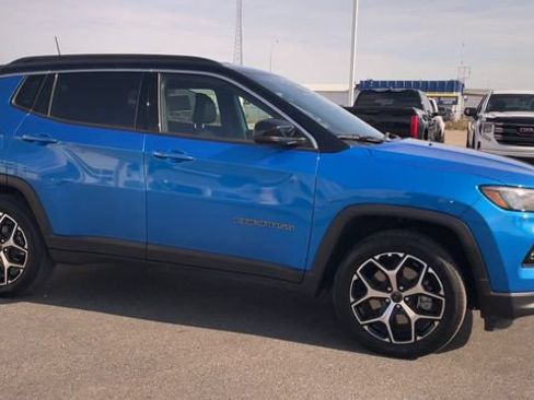 Used 2025 Jeep Compass Limited AWD/4WD image 3