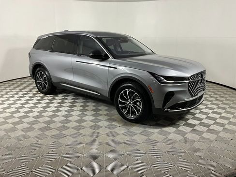 Used 2025 Lincoln Nautilus Premier image 6