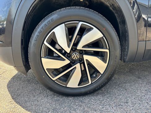 Used 2025 Volkswagen Atlas SE image 33