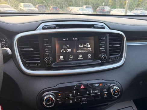 Used 2018 Kia Sorento FWD image 25
