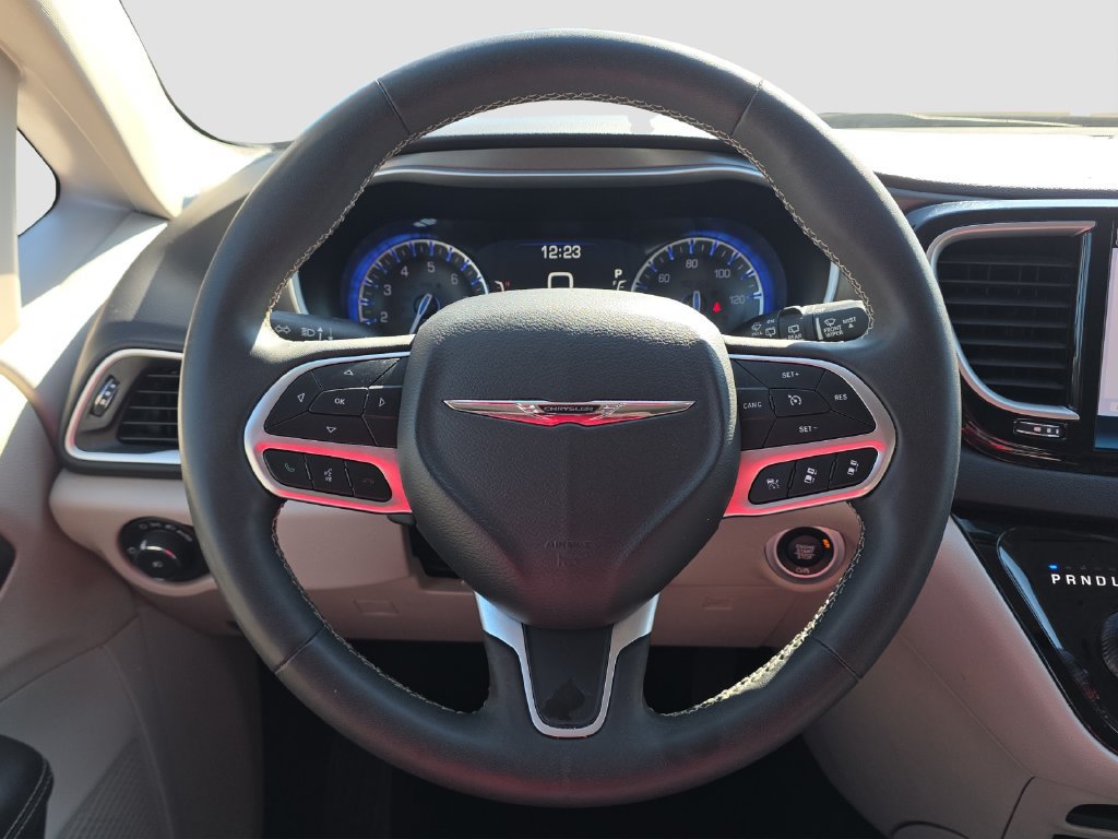 Used 2024 Chrysler Pacifica Touring-L FWD image 9