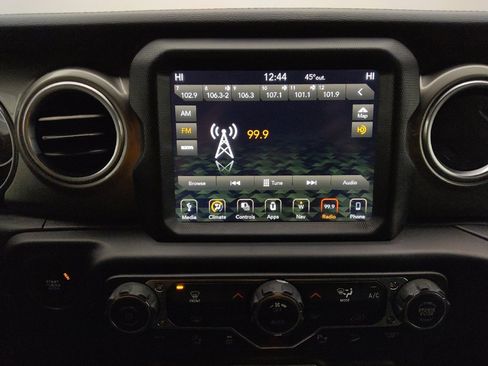 Used 2018 Jeep Wrangler Unlimited Sahara image 25