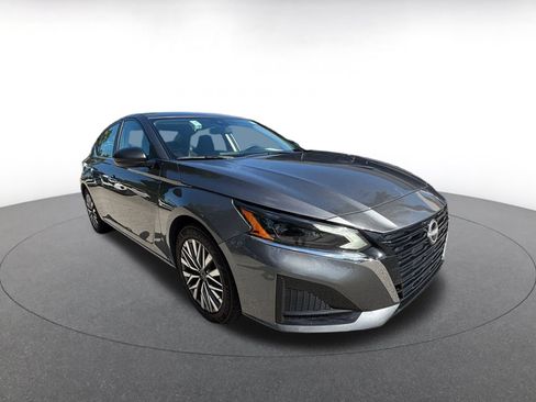 Used 2025 Nissan Altima 2.5 SV FWD image 2