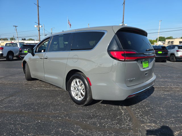 Used 2023 Chrysler Pacifica Touring-L FWD image 4