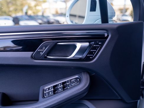 Certified 2025 Porsche Macan Turbo AWD/4WD image 17