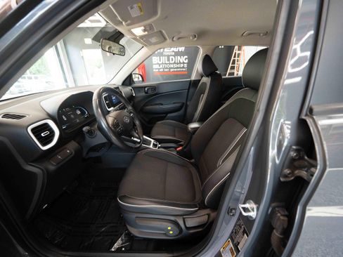 Used 2024 Hyundai Venue Limited FWD image 9