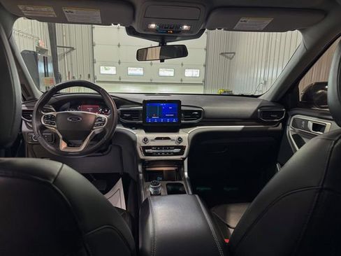Used 2023 Ford Explorer XLT w/ XLT Sport Appearance Package AWD/4WD image 17