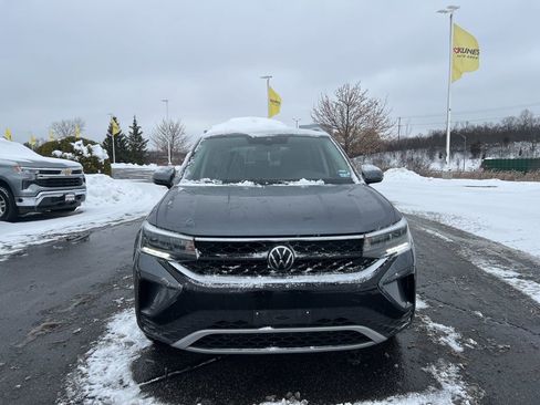 Used 2024 Volkswagen Taos SE image 2