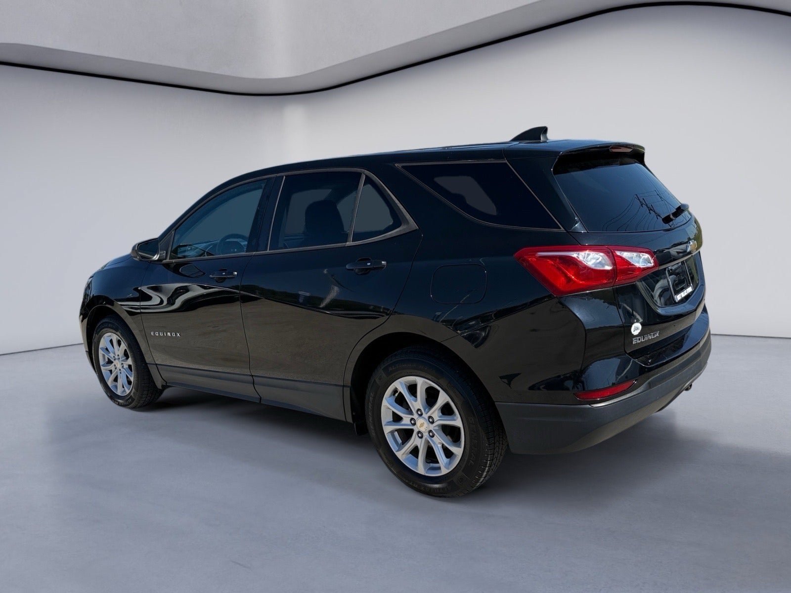 Used 2019 Chevrolet Equinox LS w/ LS Convenience Package FWD image 3